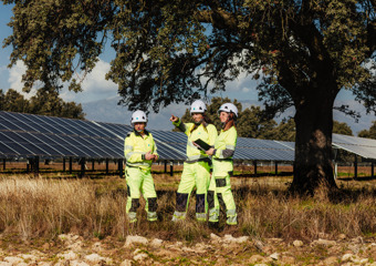 Centrale solaire avec techniciennes