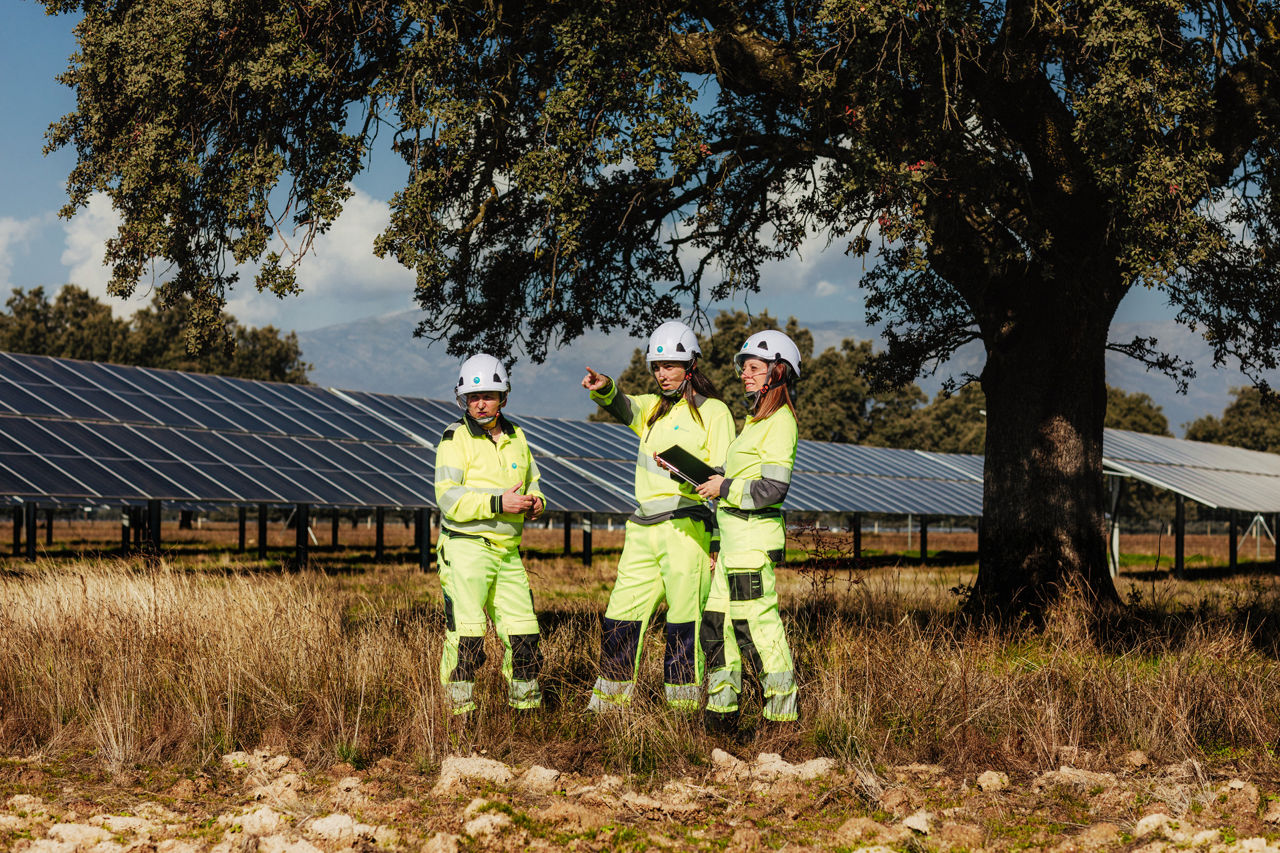 Centrale solaire avec techniciennes