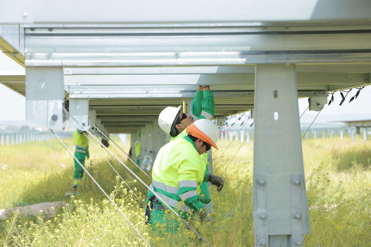 Collaborateurs Statkraft sous panneaux solaires.