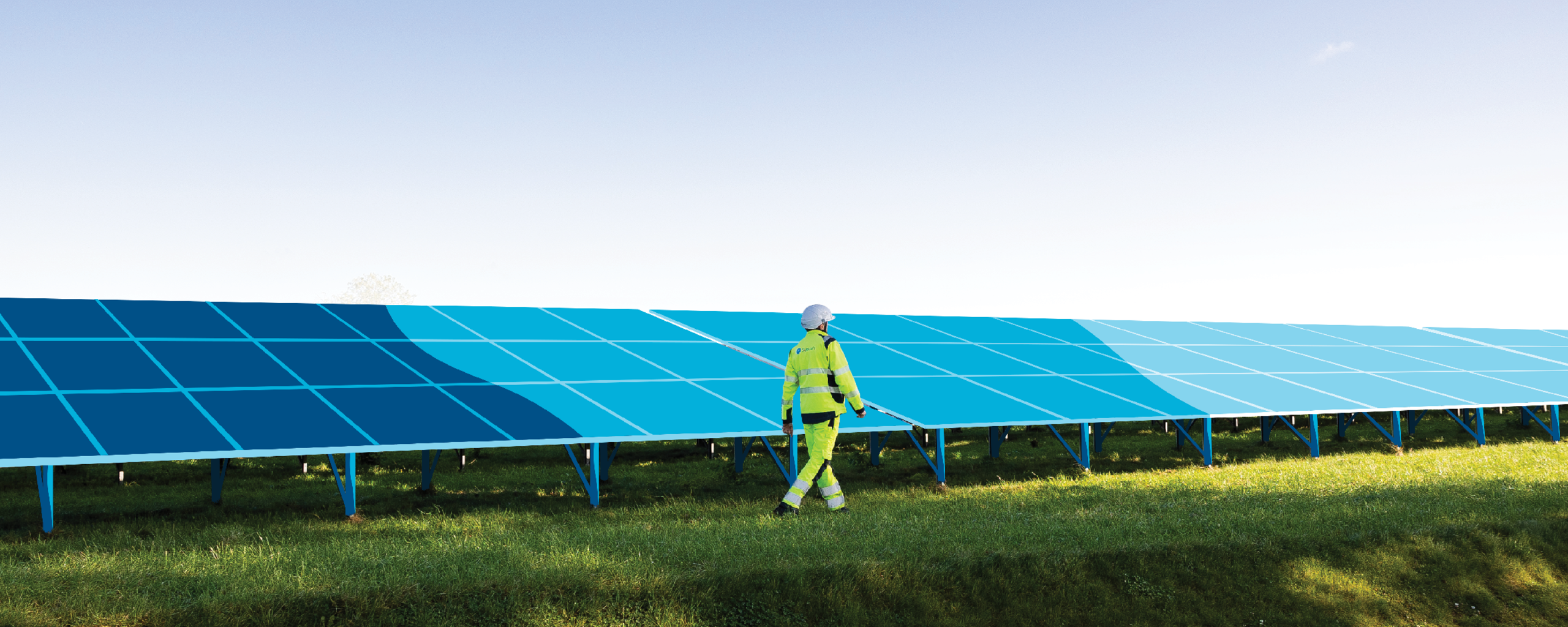 Homme marchant à côté d’un panneau solaire