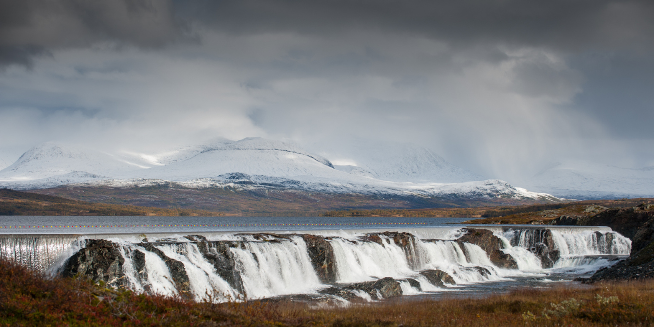 Le barrage de Nesjø par temps gris et brumeux
