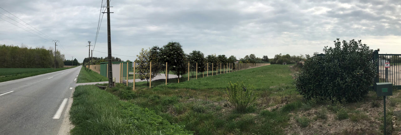 L&rsquo;implantation d&rsquo;une haie est pr&eacute;vue pour masquer la vue de la centrale depuis la D948 