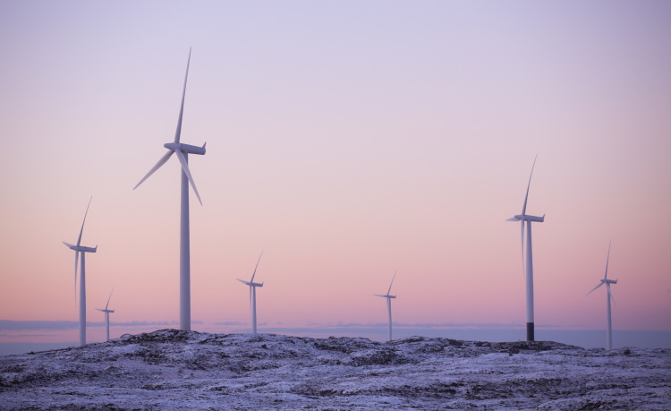 éolienne neige soleil couchant