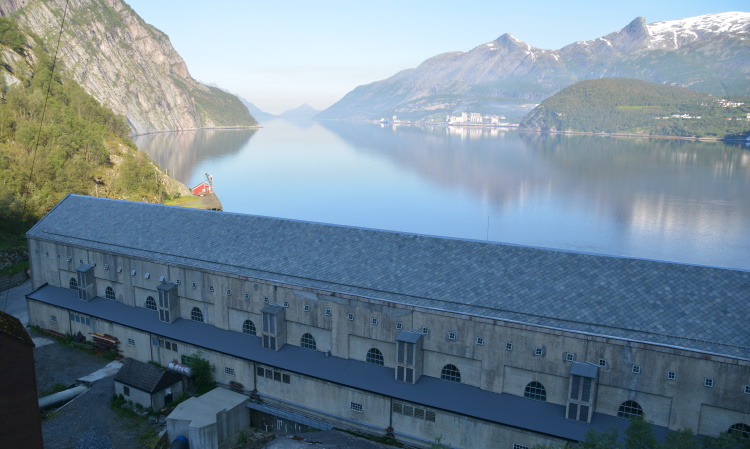 centrale hydroélectrique lac montagnes
